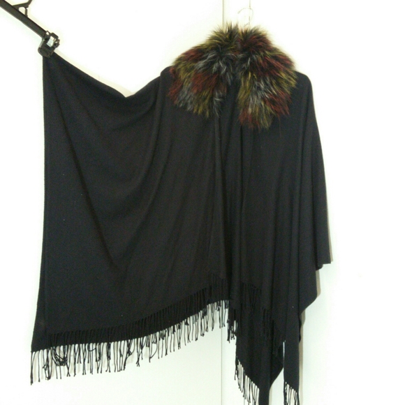 Black cape with fun faux fur collar - Picture 2 of 5
